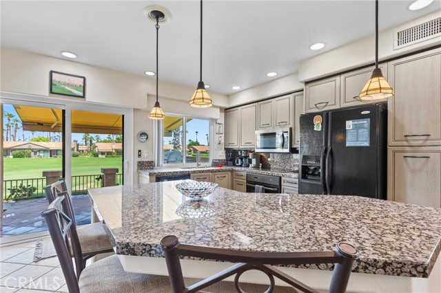 Detail Gallery Image 12 of 55 For 38750 Wisteria Dr, Palm Desert,  CA 92211 - 3 Beds | 3 Baths