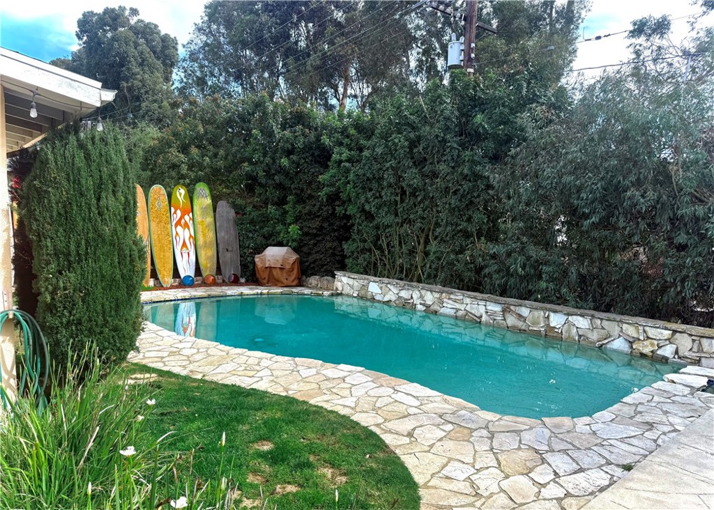 https://media.crmls.org/medias/cd136bf5-5acb-4c51-b0f5-a56e78ff5b4a.jpg?preset=X-Large