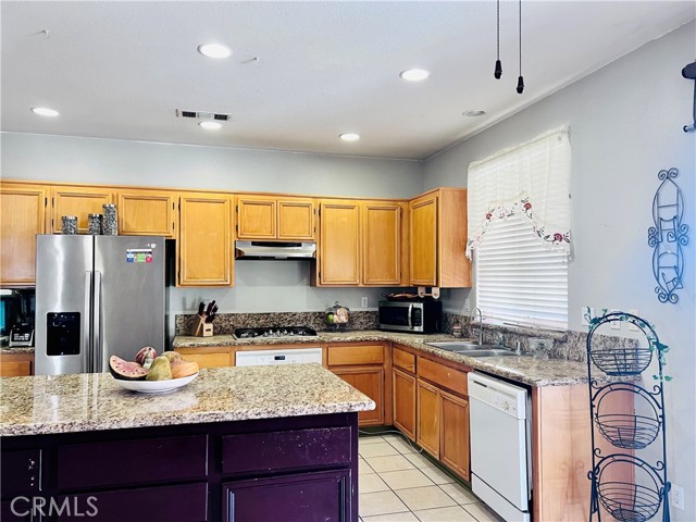 Detail Gallery Image 7 of 12 For 13329 Sunny Ridge Street, Hesperia,  CA 92345 - 5 Beds | 2/1 Baths