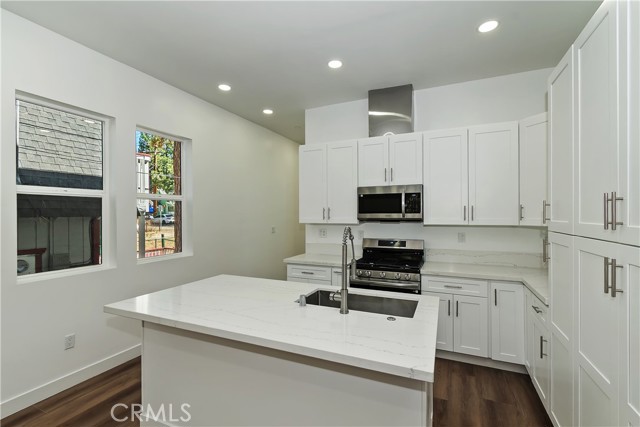 Detail Gallery Image 10 of 50 For 911 Sugarloaf, Big Bear City,  CA 92314 - 3 Beds | 3 Baths