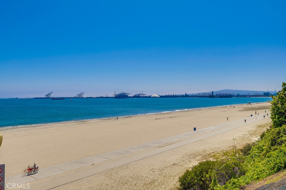 https://media.crmls.org/medias/cd17f94b-aabf-4a61-bb54-44a8376bfb2f.jpg?preset=X-Large
