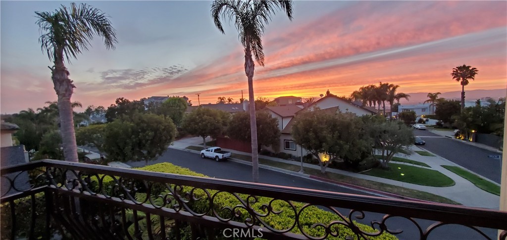 https://media.crmls.org/medias/cd1b816d-ae02-4d24-85b1-0ded02736fe9.jpg?preset=X-Large