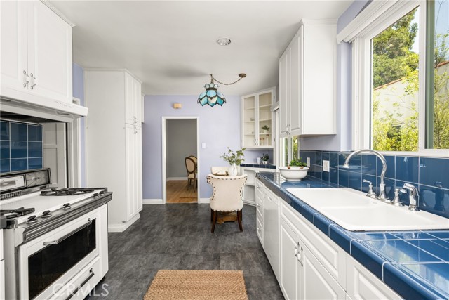 2412 Santiago Street, Santa Ana CA: https://media.crmls.org/medias/cd1c8ae4-5169-478c-a8d0-8a53bae6df77.jpg