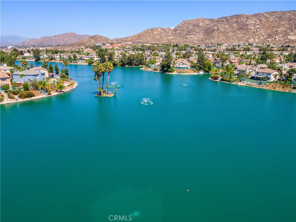 https://media.crmls.org/medias/cd1dda6b-0133-4b04-b550-b6c0b404d726.jpg?preset=X-Large