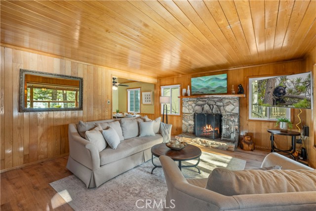 Detail Gallery Image 6 of 37 For 39521 Lake Dr, Big Bear Lake,  CA 92315 - 4 Beds | 2 Baths