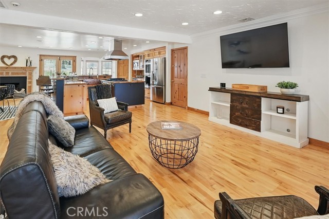 922 Carefree Drive, Simi Valley CA: https://media.crmls.org/medias/cd1f5734-04fa-487b-9967-674af1720a6f.jpg