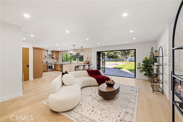 Detail Gallery Image 2 of 46 For 5340 Edgeware Dr, Calabasas,  CA 91301 - 5 Beds | 3 Baths