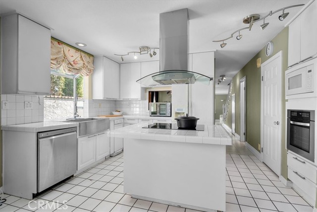 Detail Gallery Image 9 of 21 For 377 Roycroft Ave, Long Beach,  CA 90814 - 3 Beds | 2 Baths
