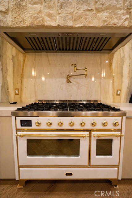 Detail Gallery Image 30 of 74 For 17437 Oak Creek Ct, Encino,  CA 91316 - 5 Beds | 5/1 Baths