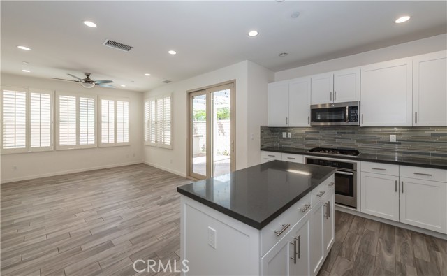 Detail Gallery Image 6 of 26 For 28 Fuchsia, Lake Forest,  CA 92630 - 4 Beds | 3 Baths