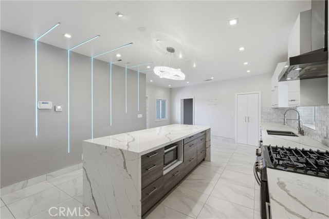 Detail Gallery Image 9 of 44 For 8647 Corbin Ave, Winnetka,  CA 91306 - 5 Beds | 3/1 Baths