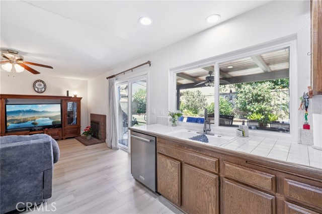 21827 Centurion Way, Saugus CA: https://media.crmls.org/medias/cd2dacfa-e1fd-4247-b5ef-a3c5b964e728.jpg