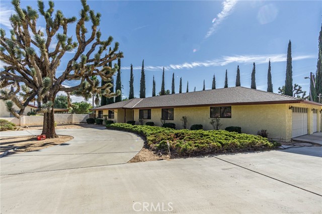 Detail Gallery Image 2 of 47 For 20407 Eyota Ln, Apple Valley,  CA 92308 - 3 Beds | 2 Baths