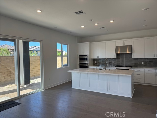 Detail Gallery Image 14 of 28 For 114 Pansy, Irvine,  CA 92618 - 5 Beds | 5 Baths