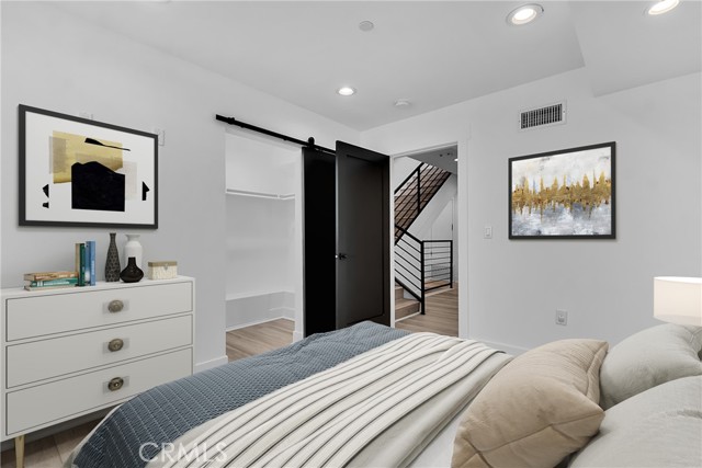 11304 Victory Boulevard, North Hollywood CA: https://media.crmls.org/medias/cd351133-4e6e-478d-a3e1-7b34a13cd51e.jpg