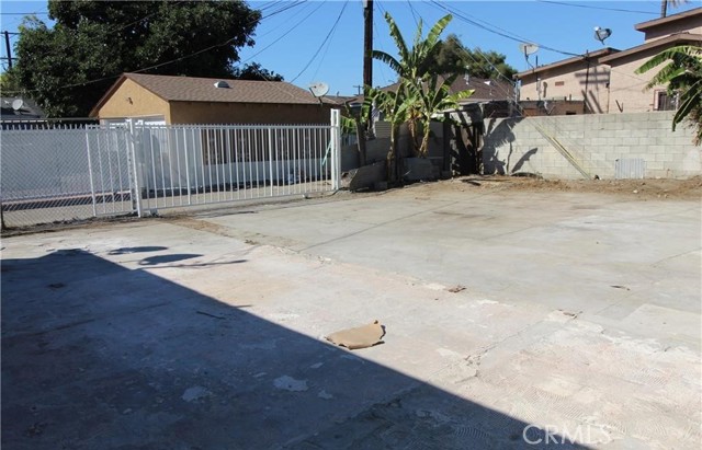 1011 68th Street, Los Angeles, California 90044, 3 Bedrooms Bedrooms, ,1 BathroomBathrooms,Single Family Residence,For Sale,68th,DW24119255