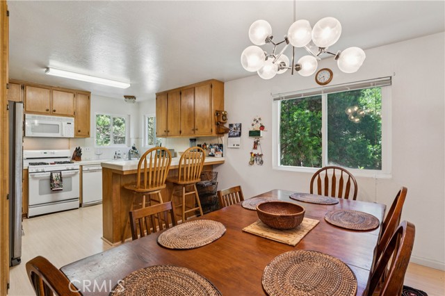 582 Grass Valley Ct, Lake Arrowhead, CA 92352