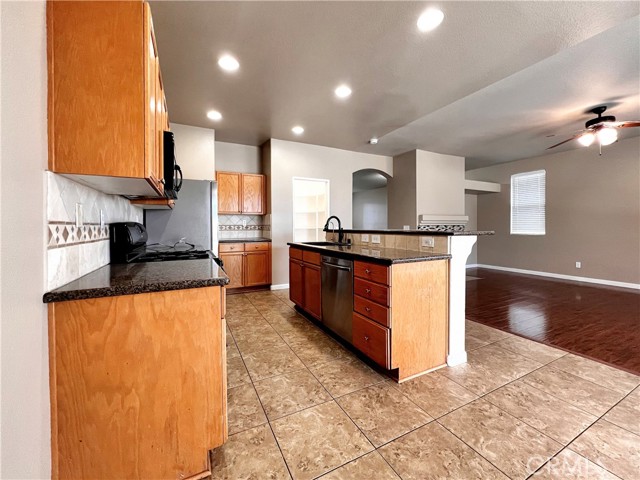 Detail Gallery Image 5 of 11 For 15051 Rocking Horse Ct, Lake Elsinore,  CA 92530 - 4 Beds | 2 Baths