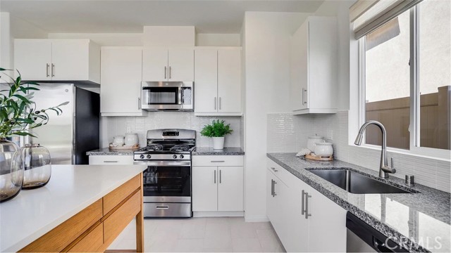 Detail Gallery Image 2 of 27 For 17848 Kinley St, Hesperia,  CA 92345 - 3 Beds | 2 Baths