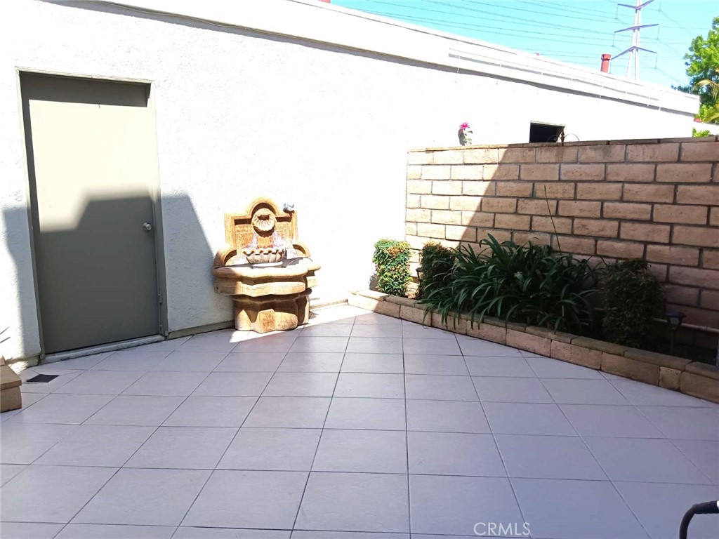 https://media.crmls.org/medias/cd381238-e696-4d40-ac15-d18db18cd44e.jpg?preset=X-Large