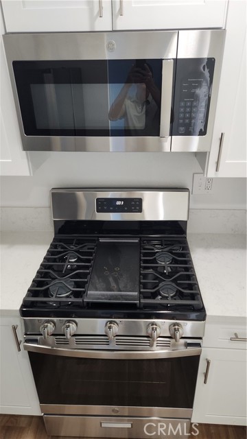 Stove has a griddle feature