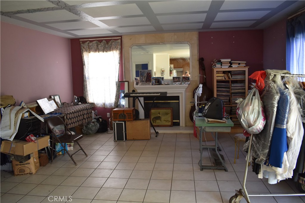 https://media.crmls.org/medias/cd38c610-12f0-4878-bed2-aa3f9c754c01.jpg?preset=X-Large