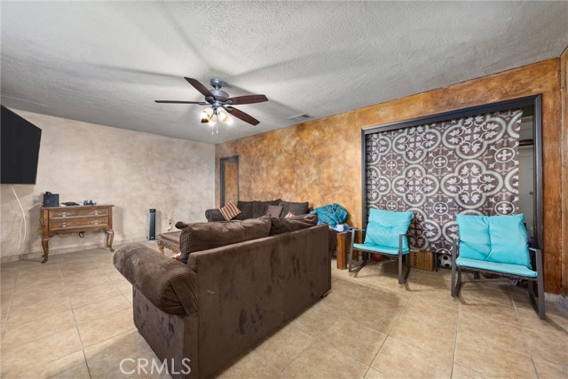 7519 Man O War Street, Bakersfield CA: https://media.crmls.org/medias/cd38cf77-24f5-4ec4-a128-61584c2d0f21.jpg