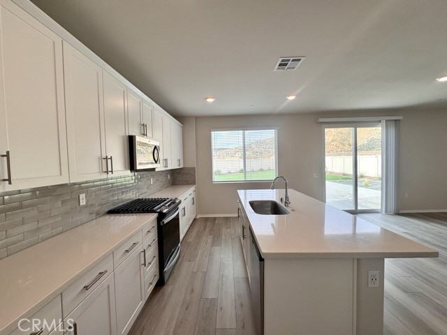 Detail Gallery Image 13 of 44 For 19401 Brush Creek Ave, Lake Elsinore,  CA 92532 - 4 Beds | 3 Baths