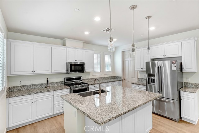 Detail Gallery Image 2 of 15 For 7209 N Chestnut, Van Nuys,  CA 91405 - 3 Beds | 3 Baths