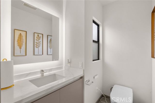 Detail Gallery Image 2 of 37 For 18703 Redwing St, Tarzana,  CA 91356 - 3 Beds | 2/1 Baths