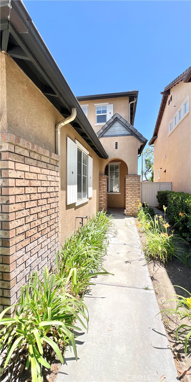 Detail Gallery Image 2 of 26 For 6847 Cosmos St, Chino,  CA 91710 - 3 Beds | 2/1 Baths