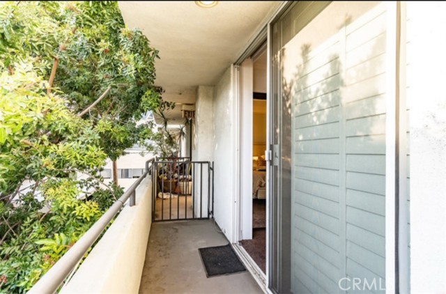 1819 Holmby Avenue, Los Angeles CA: https://media.crmls.org/medias/cd51a4f5-0163-4026-80e7-b5ca5a6cd455.jpg
