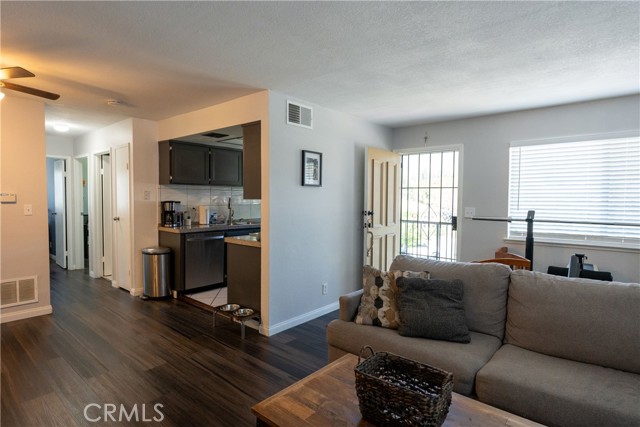 Detail Gallery Image 8 of 16 For 995 W Calle Del Cielo #4 #4,  Azusa,  CA 91702 - 2 Beds | 1 Baths