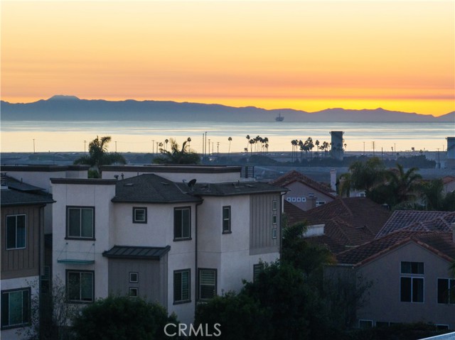 Detail Gallery Image 2 of 18 For 1833 Ocean Ct, Costa Mesa,  CA 92627 - 3 Beds | 2/2 Baths