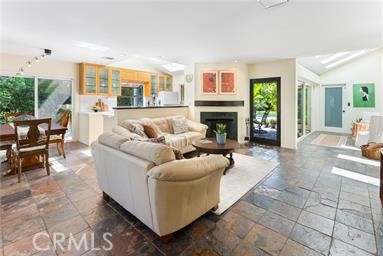 Detail Gallery Image 5 of 28 For 5655 Katherine Ave, Sherman Oaks,  CA 91401 - 2 Beds | 1 Baths
