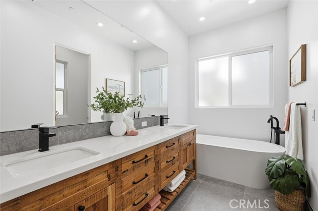 Detail Gallery Image 36 of 41 For 617 N Irena Ave a,  Redondo Beach,  CA 90277 - 4 Beds | 3/1 Baths