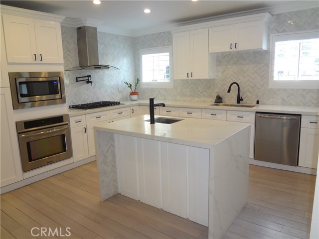 Detail Gallery Image 3 of 22 For 22135 Vanowen St, Canoga Park,  CA 91303 - 3 Beds | 2 Baths