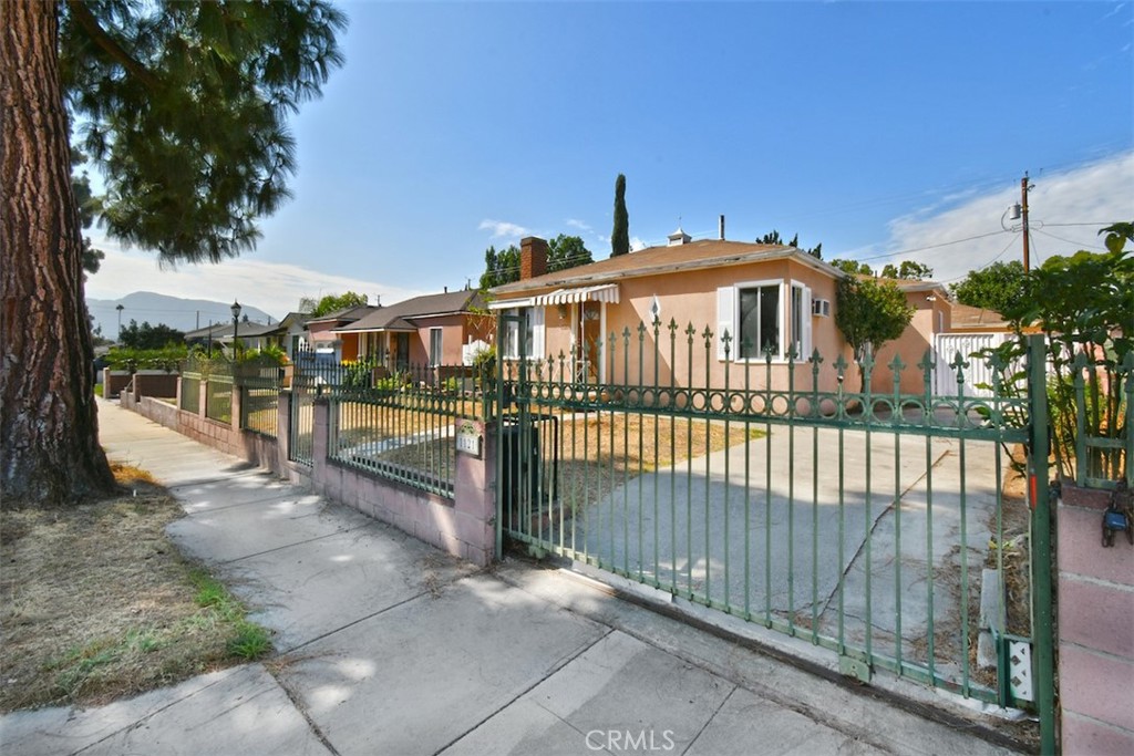 1121 N Frederic Street
