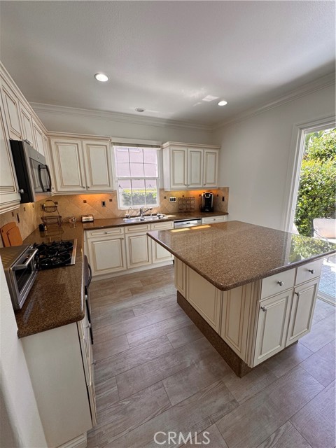 44 Arcata, Irvine CA: https://media.crmls.org/medias/cd621836-835e-42d1-b3f8-209250aea438.jpg