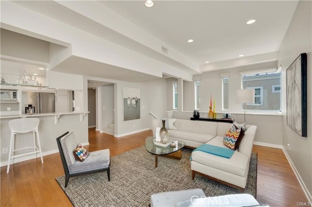 Detail Gallery Image 4 of 22 For 505 .5 Poinsettia Ave, Corona Del Mar,  CA 92625 - 2 Beds | 2/1 Baths