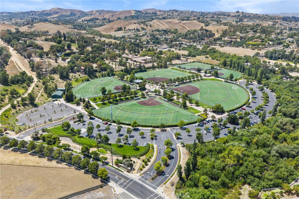 https://media.crmls.org/medias/cd6bfed4-b0ff-4b7c-ab0a-967db3fefc09.jpg?preset=X-Large