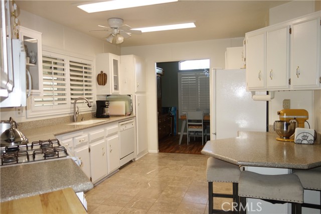 Detail Gallery Image 9 of 34 For 1107 San Marcos Dr, Hemet,  CA 92543 - 2 Beds | 2 Baths