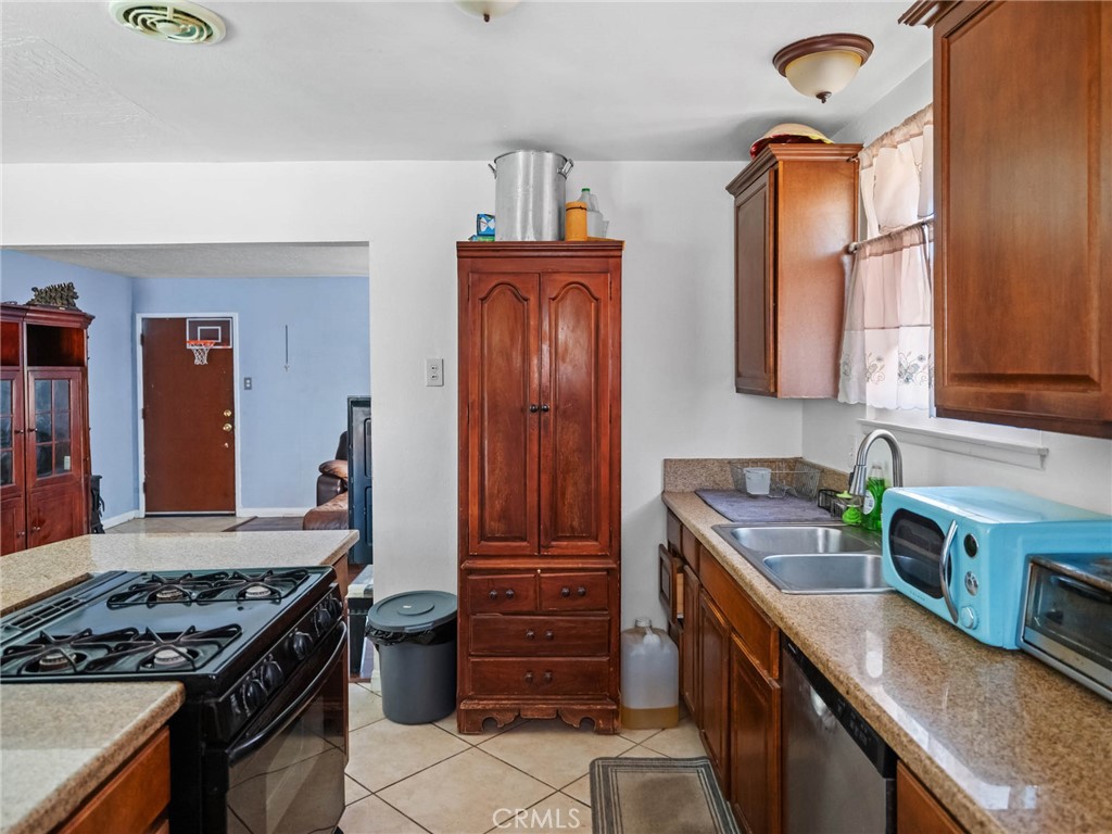 https://media.crmls.org/medias/cd6db5ab-0df5-4dc4-9142-03b7190669fb.jpg?preset=X-Large