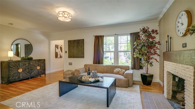 525 N Mariposa Street, Burbank CA: https://media.crmls.org/medias/cd72879b-e91e-423e-9e69-200b29e2b29a.jpg