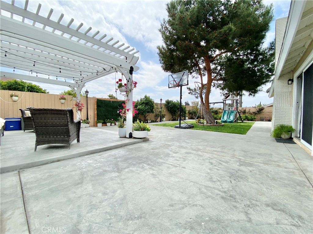 https://media.crmls.org/medias/cd7726d0-e6d3-4586-b657-928f6ee8ca60.jpg?preset=X-Large