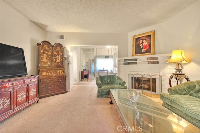 Detail Gallery Image 4 of 61 For 15051 Sherman Way #F,  Van Nuys,  CA 91405 - 2 Beds | 2 Baths