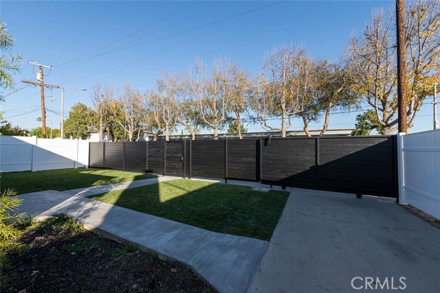 Detail Gallery Image 24 of 26 For 6225 Noble Ave, Van Nuys,  CA 91411 - 3 Beds | 2 Baths