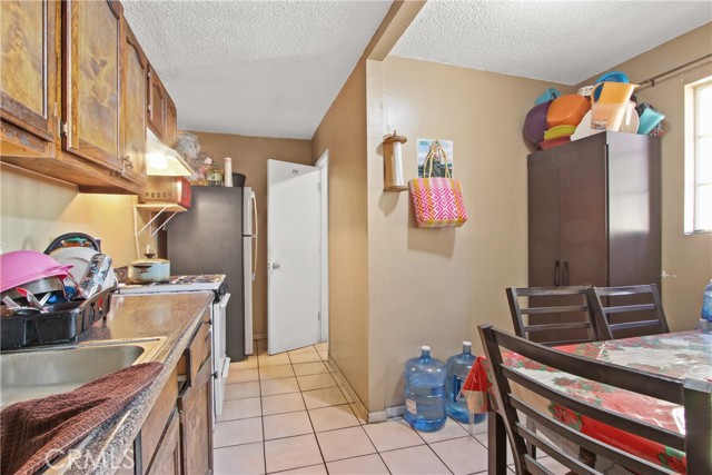 916 W 53rd ST Street, Los Angeles CA: https://media.crmls.org/medias/cd7d4392-dd1b-4ed7-825d-fef457ccfacc.jpg