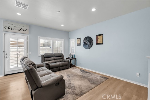 Detail Gallery Image 11 of 37 For 16064 Symphony Ln, Fontana,  CA 92336 - 4 Beds | 3 Baths