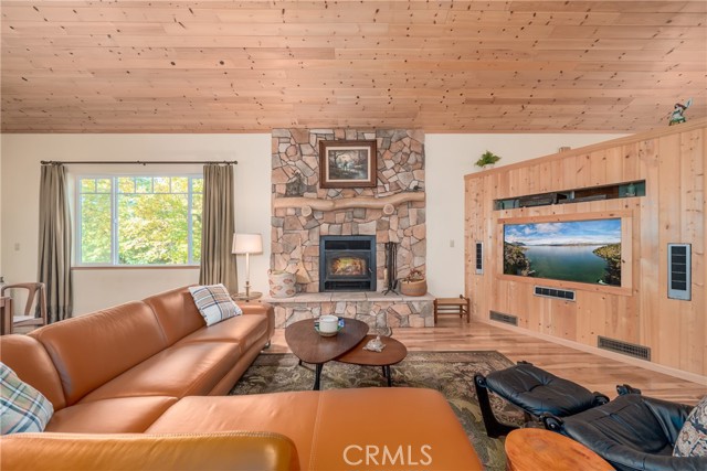 14274 Regina Way, Cobb CA: https://media.crmls.org/medias/cd813501-f77c-461a-ad1d-8925b9a15b35.jpg
